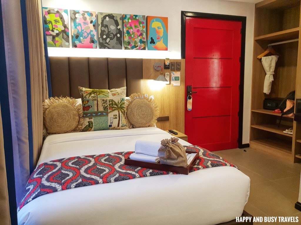 twin room Unwnd Lux Hostel Poblacion Makati - Happy and Busy Travels review