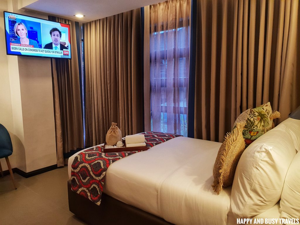 twin room Unwnd Lux Hostel Poblacion Makati - Happy and Busy Travels review